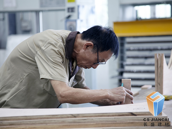 铝单板厂家车间师傅