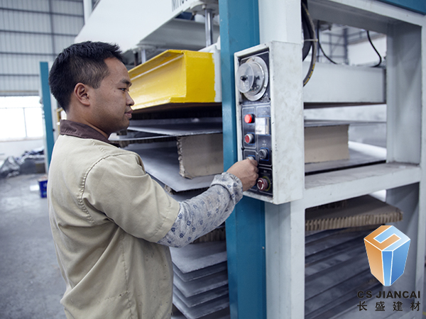 铝单板厂家车间设备调试师傅