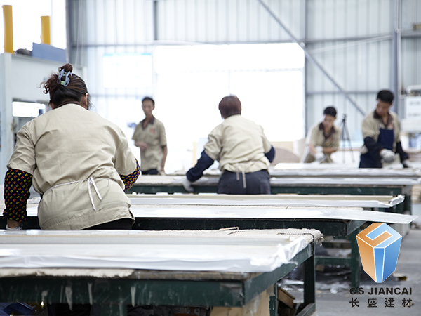 铝单板厂家车间员工