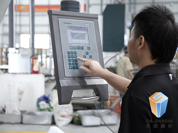 铝单板厂家车间师傅