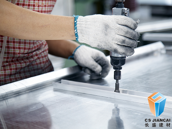 铝单板厂家车间打螺丝