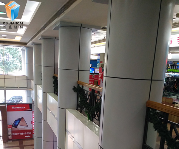 灰白色包柱铝单板装饰效果