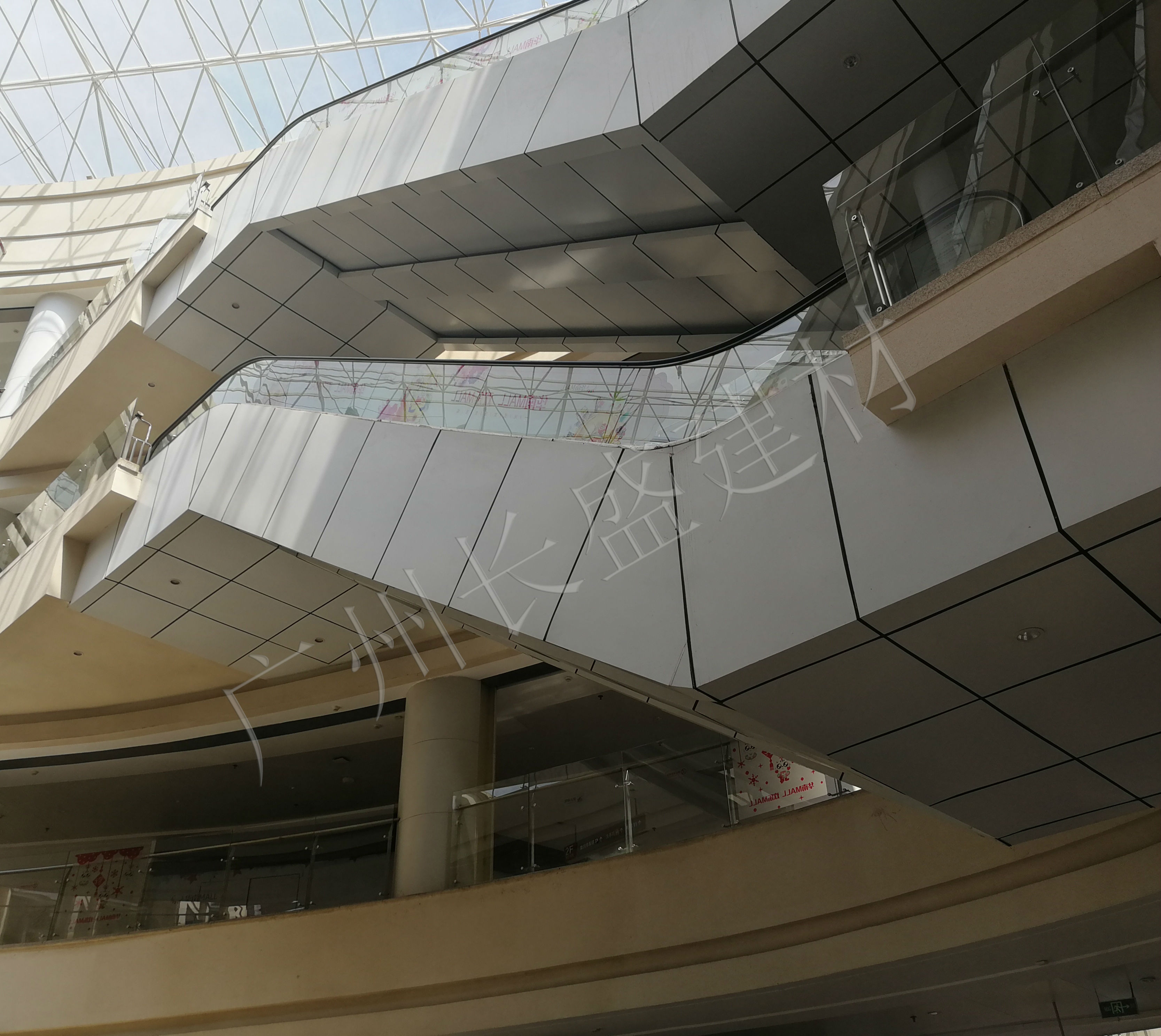 氟碳铝单板走廊安装图