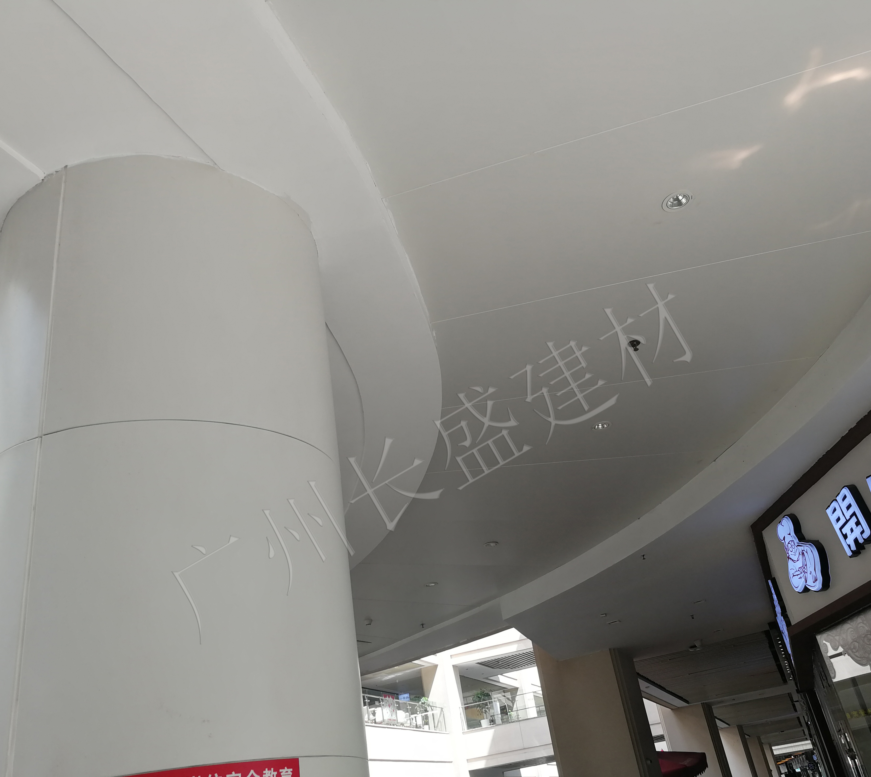 白色氟碳包柱铝单板效果图